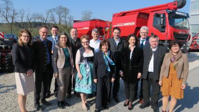 Bild: Hirsch
Die Landesversammlung der CSU-Arbeitsgemeinschaft "Enährung, Landwirtschaft und Forsten" auf dem Gelände der Firma Horsch bestreiten (von links) Martina Englhardt-Kopf, Hubert Heigl, Landrat Thomas Ebeling, Cornelia Horsch, Manfred Wendl, Barbara Ruhland, Michael Horsch, Landesvorsitzende Marlene Mortler, Martin Schöffel, Ministerin Michaela Kaniber, Artur Auernhammer, BBV-Präseident Walter Heidl und Rita Blümel.