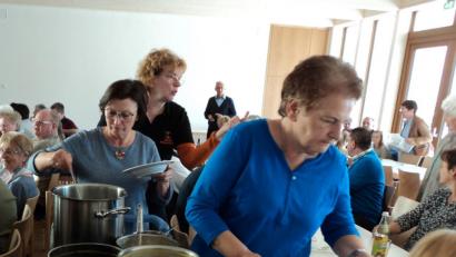 Bild: ksi
Die Frauen der Kolpingsfamilie hatten Suppen gekocht und für das Fastenessen zur Verfügung gestellt.