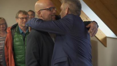 Bild: gld
FW-Kandidat Michael Reimelt (links) gratuliert dem neuen Poppenrichter Bürgermeister Roger Hoffmann (SPD), zu dessen Wahl der nach dem ersten Wahlgang ausgeschiedene Reimelt aufgerufen hatte.