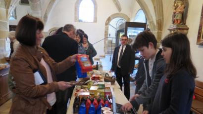 Bild: jzk
Beim Firmprojekt „Transfair-Warenverkauf“ bieten einige Firmlinge mit Gemeindereferent Jochen Gößl Transfair-Waren zum Kauf an.