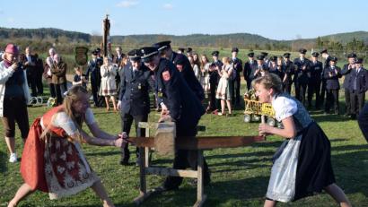 Bild: bnr
Auch die Festdamen mussten beweisen, dass sie für die Jubelfeste in Form sind. Fahnenmutter Romana Schmitzer und Fahnenbraut Franziska Frey lösten ihre Aufgabe meisterlich.