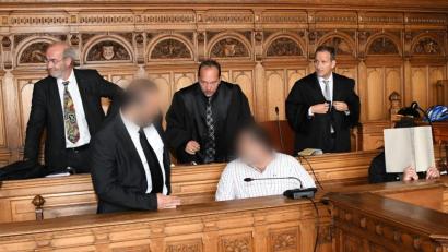 Bild: Carmen Jaspersen
Die Angeklagten sitzen in einem Saal des Bremer Landgerichts vor ihren Anwälten.