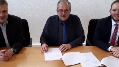 Bild: lgc
Ein weiterer Schritt zur Breitbanderschließung der Gemeinde Schlammersdorf: Als Vertreter der Telekom Deutschland trafen sich Regiomanager Enrico Delfina (rechts) und Friedrich Weinlein (links) mit Bürgermeister Gerhard Löckler zur Unterzeichnung des Kooperationsvertrags.