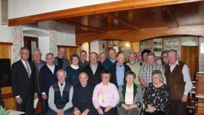 Bild: hä
Mitgliederehrungen standen auf der Tagesordnung der Versammlung des Obst- und Gartenbauvereins. Im Bild die Geehrten für 25 und 40 Jahre mit Bürgermeister Franz Stahl (links) und den Vorsitzenden Gerhard Gradl (hinten Vierter von links) und Gabriele Laubert (vorne Mitte).