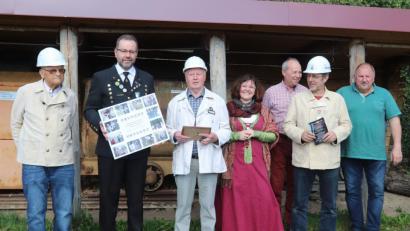 Bild: mfh
Im Bild von links Georg Schaller, einer der letzten Bergbau-Kollegen von Jupp Rieder, Vorsitzender Armin Kraus vom Bergknappenverein, Jupp Rieder, Tanja Weiß, Vorsitzende des historischen Vereins Stiberfähnlein und Stollenführerin, Siegfried Scholz, Peter Ostermann und Andreas Hubert.