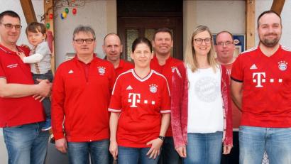 Bild: sön
Präsident Oliver Schwendner, im Bild mit Sohn Emil, führt gemeinsam mit Edwin Marschall, Richard Winkler, Nicole Winkler, Thomas Baumer, Marion Baumer, Gerry Smit-Wiesen und Michael Eichenseer (von links) den FC Bayern München-Fanclub Wolfsbach „Mia san mia.“