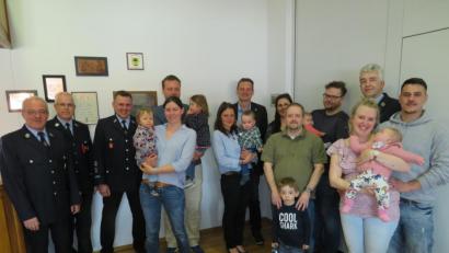 Bild: adj
Nur wenige Familien waren ins Gerätehaus der Feuerwehr zur Übergabe von Rauchmeldern gekommen. Bürgermeister Ernst Schicketanz (hinten, Mitte), Kommandant Gottfried Amschl (hinten, rechts) und Vorstand Wolfgang Müller (links) sin enttäuscht wegen der geringen Resonanz.