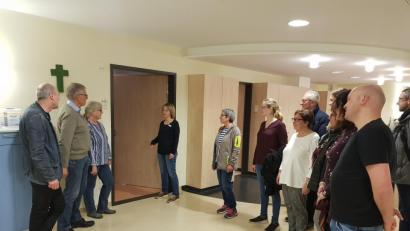 Bild: exb
Leiterin Susanne Wagner führt die Mitglieder des Klinischen Ethikkomitees der Kliniken Nordoberpfalz AG durch die Räume des Hospizes St. Felix.