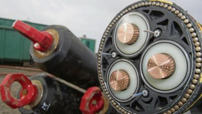 Bild: Stefan Sauer/dpa
Der Kreisausschuss hat sich für einen völligen Planungsstopp beim Süd-Ost-Link ausgesprochen. Dabei spielen neben den Stromkabeln auch die Leerrohre (links) eine Rolle.