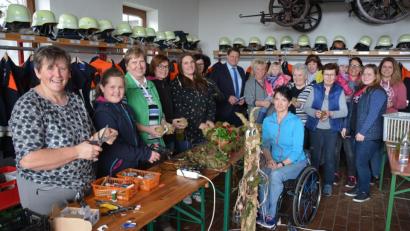 Bild: jr
Viel Freude hatten Gartenbäuerin Monika Keck (links), Kreisbäuerin Irmgard Zintl (Dritte von links) und die Teilnehmerinnen beim Basteln von Osterdekorationen und Ostergestecken. Auch Zweiter Bürgermeister Stefan Grillmeier (Mitte) schaute kurz beim Kurs vorbei.
