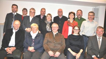 Bild: es
Robert Eichorn (vorne, Mitte) wurde erneut zum CSU-Ortsvoritzenden gewählt. Ihn vertreten Stephanie Kuchlbauer (sitzende, Zweite von rechts) und Petra Klinger (sitzende, Zweite von links). Zweiter Bürgermeister Hans-Peter Klünner (vorne, rechts) informierte über das Kommunalgeschehen,. Altlandrat Simon Wittmann (vorne, links) sieht in der Aufnahme von AfD-Mitgliedern in die CSU kein Problem.