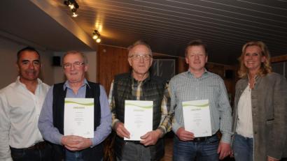 Bild: bey
Lohmas Siedlerchef Josef Ulrich jun. (links) und Pleysteins Zweite Bürgermeisterin Andrea Lang (rechts) ehren die langjährigen Mitglieder Michael Gilch, Alfred Kiesbauer (beide 50 Jahre) und Anton Portner (20 Jahre) (von links).