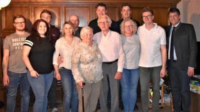 Bild: rgr
Adolf Flor feierte seinen 85. Geburtstag bei guter Gesundheit. Viele Glückwünsche durfte er dazu entgegennehmen, unter anderm von Bürgermeister Edgar Knobloch (rechts) sowie von Markus und Carsten Englhardt (hinten Mitte) im Namen der Feuerwehr.