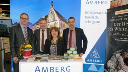 Bild: Susanne Schwab
Premiere bestanden: Bei der Freizeitmesse in Nürnberg präsentierte Amberg seinen neuen Stand (von links): Kultur- und Tourismusreferent Wolfgang Dersch, Oberbürgermeister Michael Cerny, Emma Adamczyk von der Tourist-Info und Kulturamtsleiter Reiner Volkert.