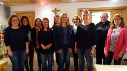 Bild: exb
Pfarrer Thomas Thiermann mit der neuen Führungsmannschaft (von links): Luzia Richtmann, Miriam Ziegler, Klara Buckenlei, Marina Schedl, Nadine Scheck, Elke Beer, Sandra Zölch, die neue Vorsitzende Lucia Ziegler, Pfarrer Thierman und Monika Jäger.