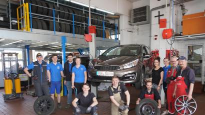 Bild: fvo
Das Landjugend - Reifenwechselteam am Fahrzeug