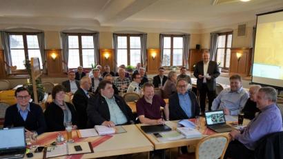 Bild: Michael Mertel
Die CSU-Kreistagsfraktion um Fraktionssprecher Stefan Braun (sitzend, Dritter von rechts) diskutiert mit Landrat Richard Reisinger (stehend) und den Referenten (alle Mitte) Kreiskämmerer Anton Weber, Hubert Saradeth (Gebäudemanagement) und Matthias Kolb (Tiefbauamt) den Kreishaushalt 2019 und die in diesem Jahr anstehenden Hoch- und Tiefbaumaßnahmen.