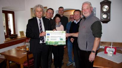 Bild: wro
Fördertreffen in der Glasschleif mit Landrat Wolfgang Lippert, Leader-Koordinator Hans-Michael Pilz (AELF), 2. Bürgermeisterin und Kirchenpflegerin Gabriele Hawranek, Florian Preisinger vom InitiAktivKreis, Architekt Joseph Hörl, Pfarrer Josef Waleszczuk und Steinwaldia Vorsitzender Norbert Reger mit dem Schild, das augenfällig auf die Förderung hinweist.