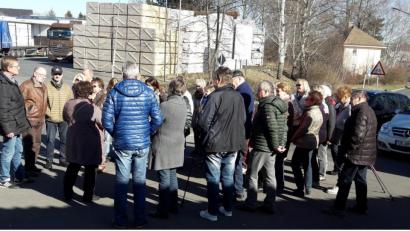 Bild: exb
Zahlreiche Teilnehmer konnte Cornelia Stahl zum Stadtteilspazierung willkommen heißen.