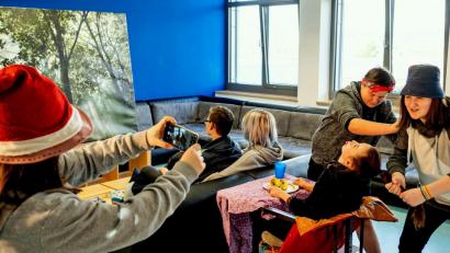 Bild: sön
Über die Rollen der Szene diskutiert, unterschiedliche Posen und Einstellungen der Kamera ausprobiert, bis das Bild zur Zufriedenheit der Jugendlichen ausfiel.