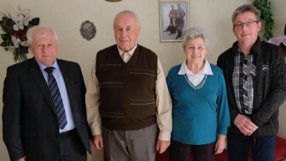 Bild: ohr
Kürzlich feierte Konrad Beer (Mitte mit Gattin Luise) den 80. Geburtstag. Bürgermeister Johann Wilhelm (links) und Gemeinderat Wolfgang Blödt (rechts) überbrachten die Glückwünsche der Gemeinde.