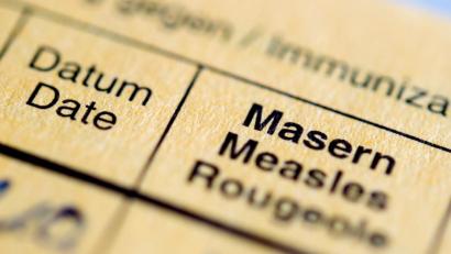 Bild: Hauke-Christian Dittrich
Die Aufschrift "Masern" steht auf einem Impfpass. Foto: Hauke-Christian Dittrich/Archiv