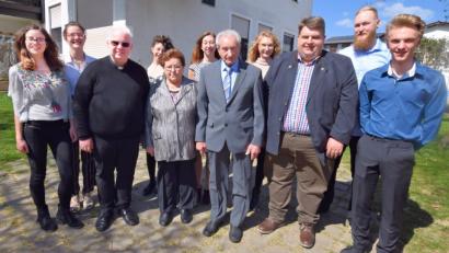 Bild: no
Zu den Gratulanten von Georg und Juliane Lutter gehörten Bürgermeister Dieter Dehling (Dritter von rechts), Pfarrer Markus Priwratzky (Dritter von links) sowie die Enkel des Jubelpaars.