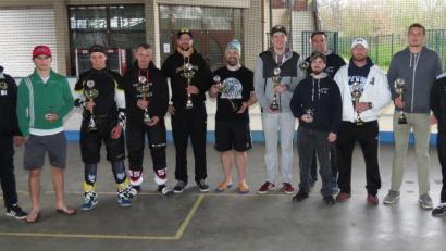 Bild: Dobmeier
Die Vilspiraten Amberg (Spielführer Dritter von links) entern die Hans-Schröpf-Arena als Sieger. Auch die weiteren Spielführer und die besten Spieler erhalten Pokale und Trophäen beim 11. Puckbusters-Cup 2019 von den Austrichtern.