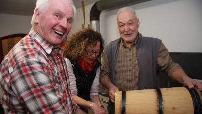 Bild: wro
Jetzt wird umgefüllt. Oswald Franz, Maria Reger und Norbert Reger (von links) arbeiten Hand in Hand.