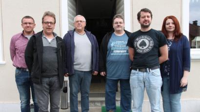 Bild: pi
Peter Völkl (Zweiter von links) freut sich über den Sieg beim CSU-Preisschafkopf. "Wir sind zufrieden", zieht Vorsitzende Marina Hirnet (rechts) ein positives Fazit.