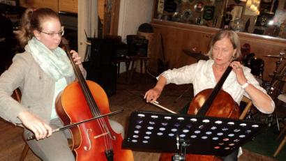 Bild: ksi
Am Cello glänzten Lisa-Marie Bäuml und ihre Lehrerin Marie Tobias.