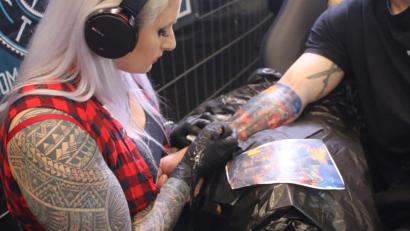 Bild: sne
Zur zweiten Tattoo-Expo in Grafenwöhr kamen Hunderte Gäste in die Stadthalle.