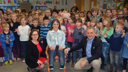 Bild: jr
Inge Roth (vorne, Mitte) feierte im Kreise der Schulfamilie ihren 60. Geburtstag. Neben den 240 Kindern und den Lehrkräften um Rektorin Renate Zuber (vorne links) gratulierte auch Bürgermeister Roland Grillmeier (vorne rechts).