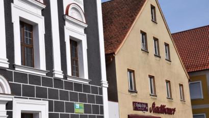 Bild: bö
Ein Schritt in die richtige Richtung ist für die Hohenburger die Sanierung des Anwesens Marktplatz 21, gleich rechts neben dem Rathaus. Die Planungen für die Sanierung des Hauptgebäudes und ein Aufzug-Einbau für das benachbarte Rathaus sollen vorangebracht werden.