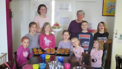 Bild: jzk
Tanja Franz (hinten links) versteht es ausgezeichnet, die Mädchen und Buben für das „coole Drei-Gänge-Menü“ zu begeistern.