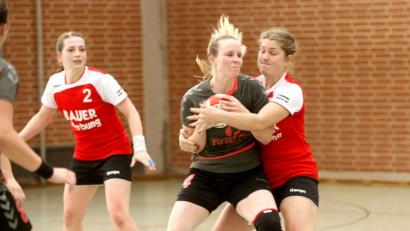 Bild: Hirsch
Die Damen der SG Naabtal gewannen das Derby in der Bezirksoberliga gegen die HSG Nabburg/Schwarzenfeld mit 23:21. Die beiden Mannschaften schenkten sich nichts. In dieser Szene kämpfen Tanja Söllner (HSG, rotes Trikot) und Annalena Hornauer (SG Naabtal) um den Ball.