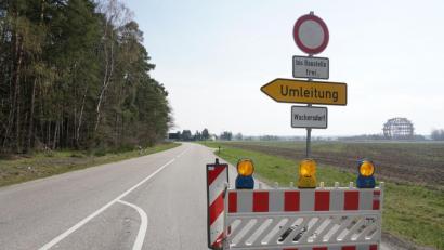 Bild: Christopher Dotzler
Seit Montag ist die Industriestraße gesperrt. Grund ist der Bau der Abbiegespur im Bereich des Steinberger Sees.