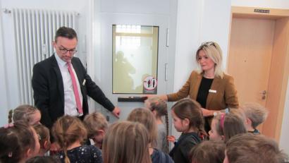 Bild: hai
Bei der Führung lassen Geschäftsstellenleiter Edmund Wegmann und seine Kollegin auch die Sicherheitsschleuse nicht aus.