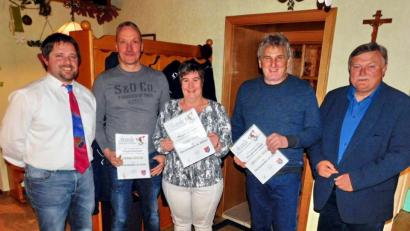 Bild: hai
Zu 40 Jahren ASV-Zugehörigkeit nehmen Gerd Busch (Zweiter von rechts) und Volker Zeitler (Zweiter von links) die Gratulationen von Vorsitzendem Stephan Veigl (links) und Bürgermeister Manfred Porsch (rechts) entgegen. Heike Veigl (Mitte) danken beide für 25 Jahre Treue.