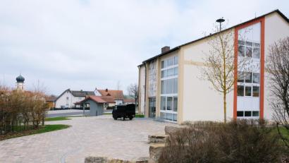 Bild: do
Ein Telefonanschluss im Feuerwehrgerätehaus ist die Mindestforderung. Nun soll ein drahtloser Internetanschluss im Umfeld von Feuerwehr und Bürgerhaus (Bild) die Kommunikationsöglichkeiten ergänzen.