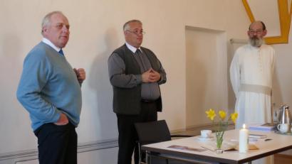 Bild: exb
Bezirksobermann Max Pravida begrüßt Präses Thomas Schmid und Pater Benedikt Schuster (von links) beim Einkehrtag.