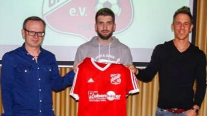 Bild: exb
Der Vorsitzende des FSV Gärbershof, Siegfried Jobst (links), und Spielerrtrainer Sven Seitz (rechts) mit Torwart Dominik Haas, der zur neuen Saison vom Bezirksligisten FC Amberg nach Gärbershof wechselt.