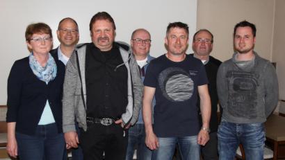 Bild: ral
An der Spitze der neuen Vorstandschaft steht Georg Meiler (Zweiter von rechts).