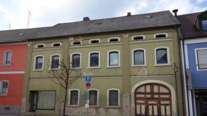 Bild: fjo
Eine markante, ja fast einzigartige Fassade weist das Anwesen Hauptstraße 17 allemal auf. Für eine Umwandlung in fünf Wohnungen für junge Familien entschied sich der Marktrat nun, wobei das gewählte Förderprogramm erst einen Start im Jahr 2022 ermöglicht.