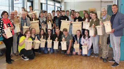 Bild: exb/Handwerkskammer
Sie sind begeistert von den Arbeiten der Schüler: Tobias Knauer (rechts), Schulleiterin Irene Sebald (links), Schreinermeister Gerhard Weiß (Zweiter von rechts) sowie der OWV-Vorsitzende Rudolf Bäumler (Zweiter von links) und der Vogelwart Manfred Witt (Vierter von links).