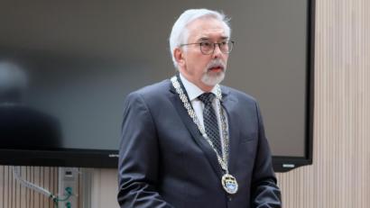 Bild: mab
Bürgermeister Rodde würdigt bei der Trauersitzung im Rathaus die Verdienste des Altbürgermeisters Michael Niederalt.