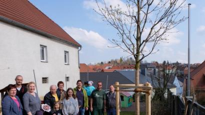Bild: le
Nach getaner Arbeit gab es Freude über das neue Schmuckstück im erweiterten Spielplatz der Kindertagesstätte „Unterm Regenbogen".
