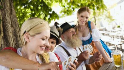 Bild: tunedin – stock.adobe.com
Was für ein Glück, dass es Biergärten gibt.