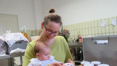 Bild: ubb
Privileg einer entspannten Heimkehrerin: Töchterchen Franziska kann bei der Arbeit mit dabei sein.