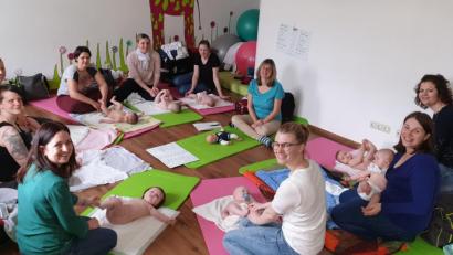 Bild: jzk
In lockerer Atmosphäre zeigt Kursleiterin Andrea Kick (Vierte von rechts) den Müttern und ihren Babys Spiele und wichtige Bewegungsübungen.